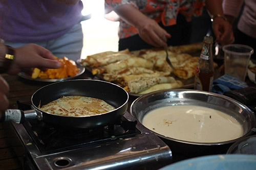 Chàng trai hà lan làm bánh pancake tặng trẻ nghèo