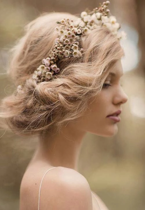 20 mẫu tóc cưới lãng mạn bắt nguồn xúc cảm từ hoa