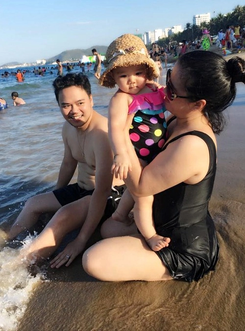 Con gái trang nhung hào hứng khi tắm biển cùng bà nội