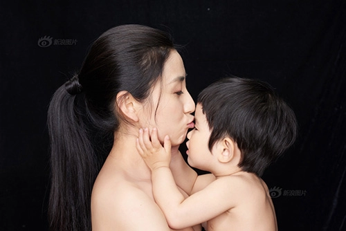 tan chảy với bộ ảnh tuyệt đẹp về nụ hôn của mẹ và con