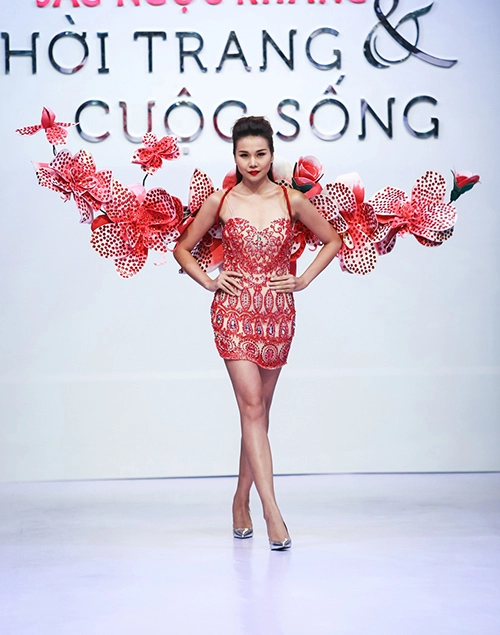 Thanh hằng catwalk điêu luyện với đôi cánh nặng 12 kg