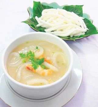 Bánh canh bột há cảo ngày mưa