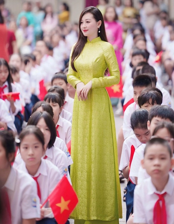 Điểm danh hội cô giáo hot girl nổi nhất mxh 2023 mặt hoa da phấn dáng như hoa hậu