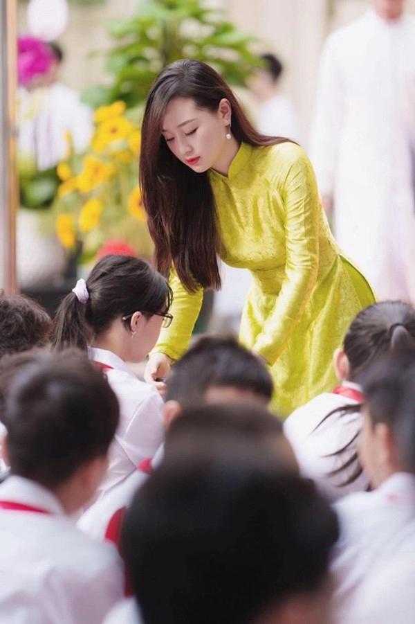 Điểm danh hội cô giáo hot girl nổi nhất mxh 2023 mặt hoa da phấn dáng như hoa hậu