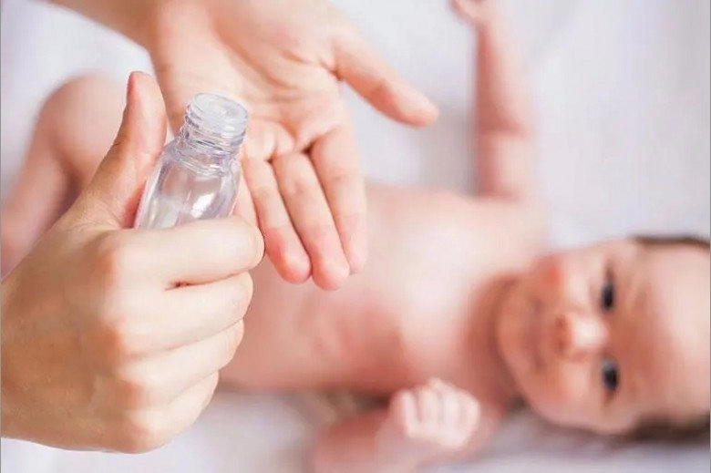 Dùng loại chất lỏng bình dân của trẻ sơ sinh tẩy trang hay dưỡng ẩm hội chị em có làn da em bé