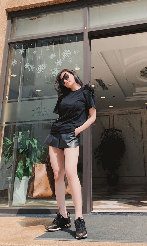 Ai khéo như quỳnh búp bê đi sự kiện hoá nàng thơ bước xuống phố lại sexy bất ngờ