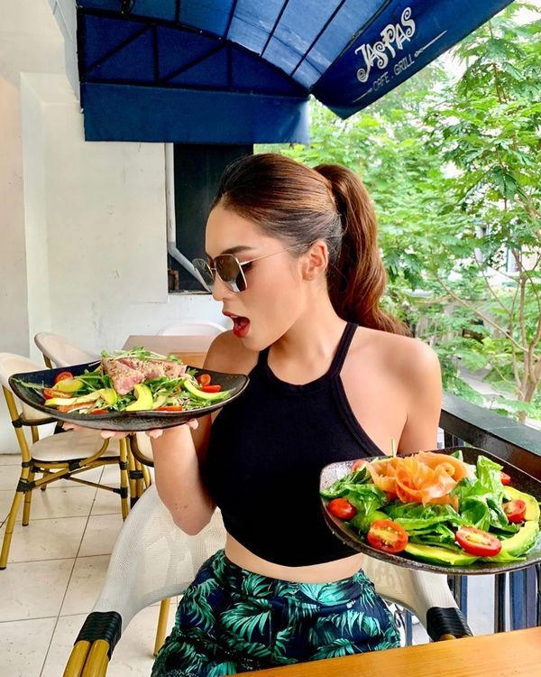 Dáng đẹp rồi kỳ duyên bỏ áo thùng thình về với crop-top ngắn cũn cùng quần kéo chân cực đỉnh