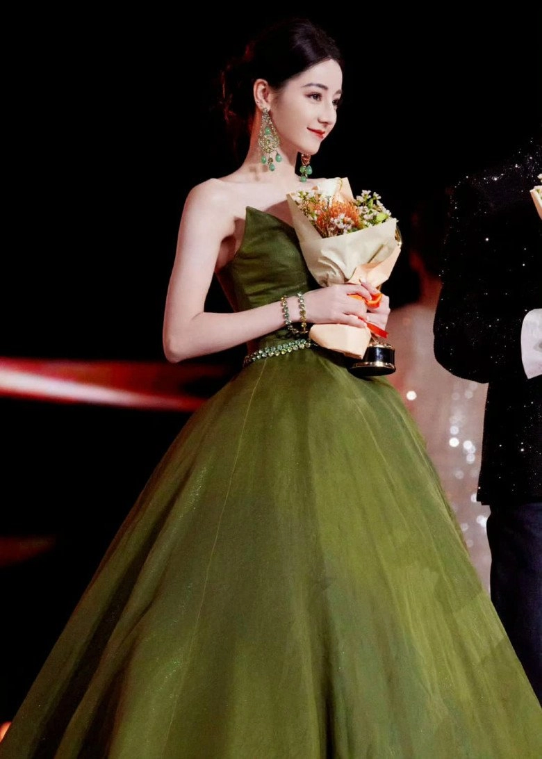 Đêm hội weibo 2023 địch lệ nhiệt ba mặc o ép visual như tiên nhưng chiếc váy sao thế này