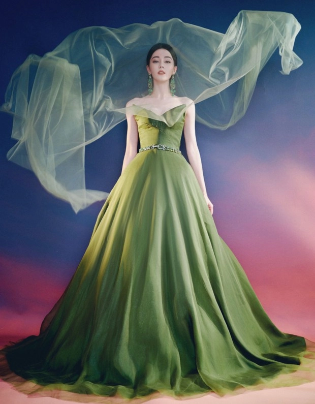 Đêm hội weibo 2023 địch lệ nhiệt ba mặc o ép visual như tiên nhưng chiếc váy sao thế này