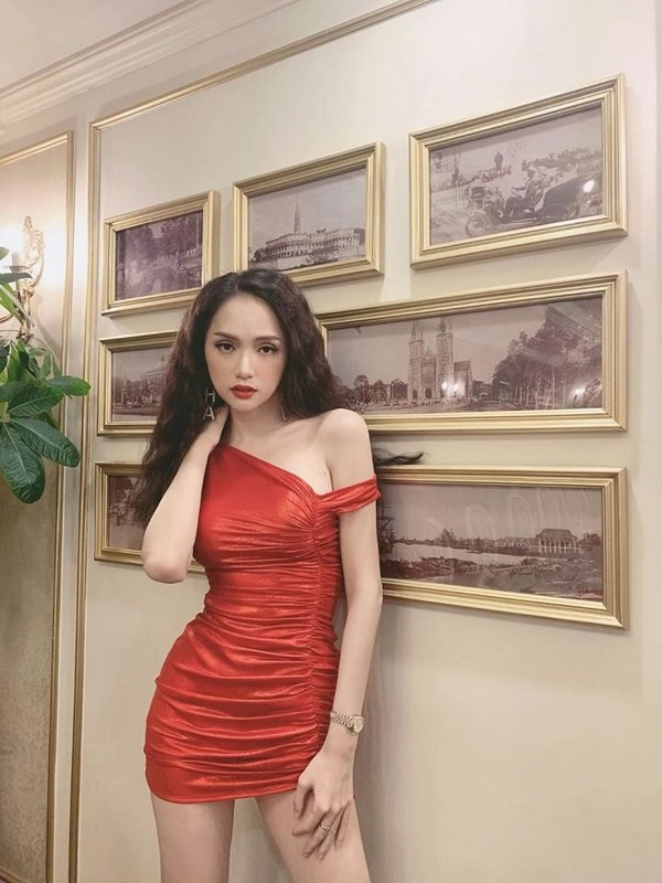 Giáng sinh chưa tới hương giang đã diện váy đỏ sexy đọ dáng cực gắt với hà hồ