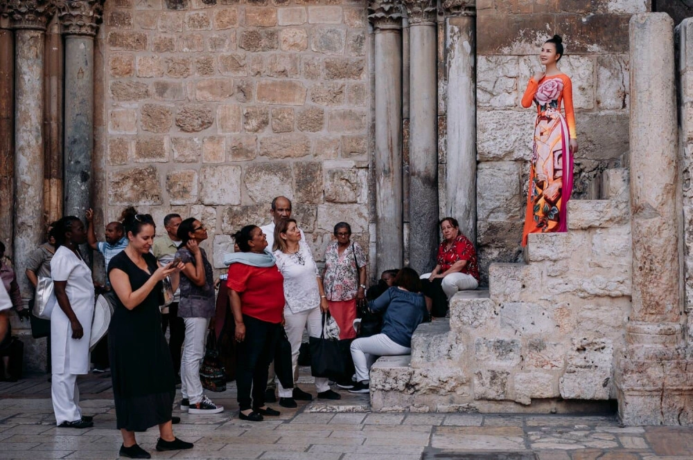 Mc thanh mai mang áo dài việt nam xuất hiện tại jerusalem