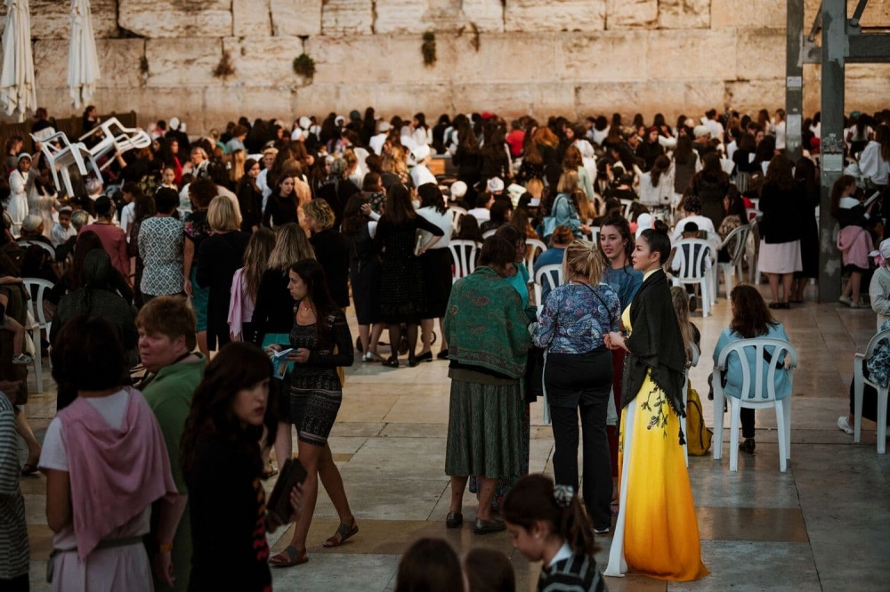 Mc thanh mai mang áo dài việt nam xuất hiện tại jerusalem