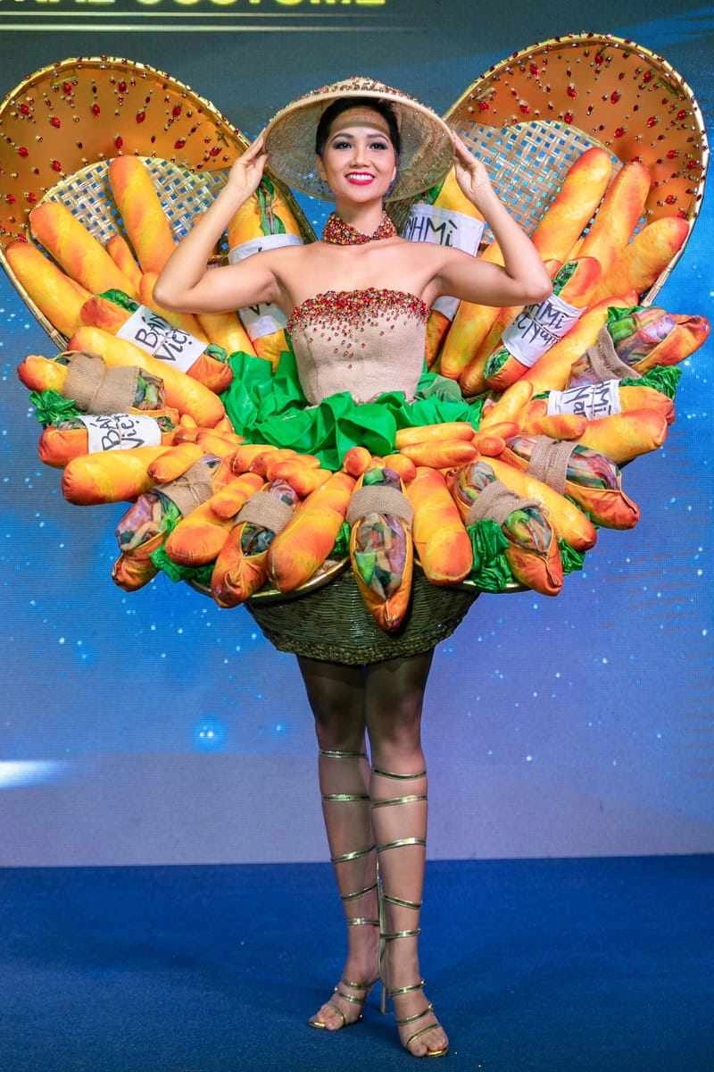 Miss universe 2019 hhen niê ăn bánh mì thì hoàng thùy uống cà phê phin sữa đá