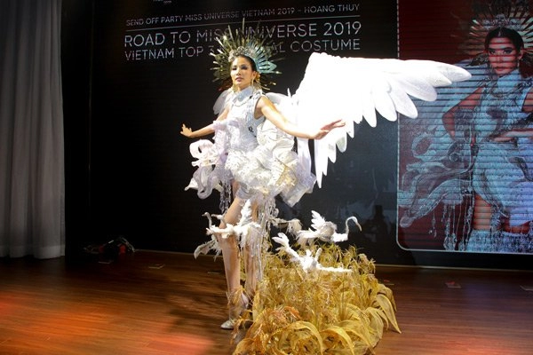 Miss universe 2019 hhen niê ăn bánh mì thì hoàng thùy uống cà phê phin sữa đá