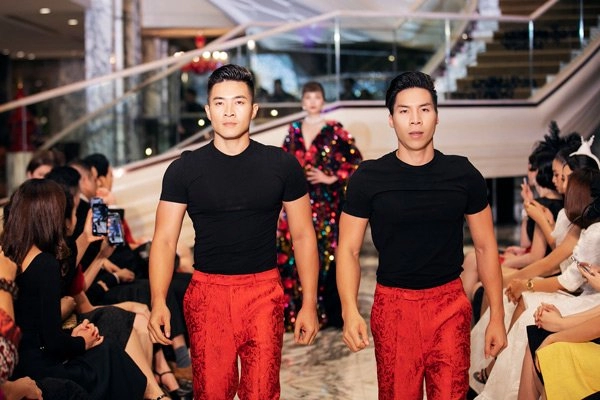 Quốc cơ quốc nghiệp hộ tống nữ hoàng tình yêu thanh hằng trên sàn runway