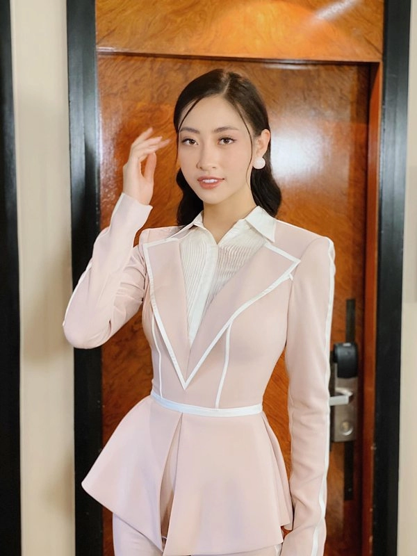 Thời trang trắng thanh lịch của lương thuỳ linh tại miss world 2019