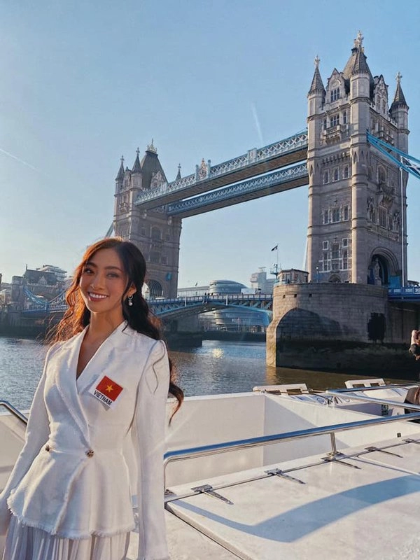 Thời trang trắng thanh lịch của lương thuỳ linh tại miss world 2019