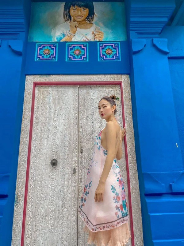 Việt nam người người kín mít lo virus minh hằng đi chơi xa vẫn quyết diện váy sexy ra phố