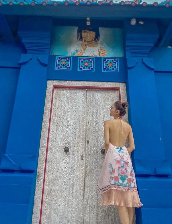 Việt nam người người kín mít lo virus minh hằng đi chơi xa vẫn quyết diện váy sexy ra phố