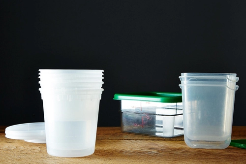 6 mẹo đơn giản cho nhà nội trợ khử mùi hôi hộp nhựa