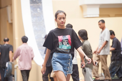 Quán quân next top và the face tíu tít tập catwalk cùng nhau