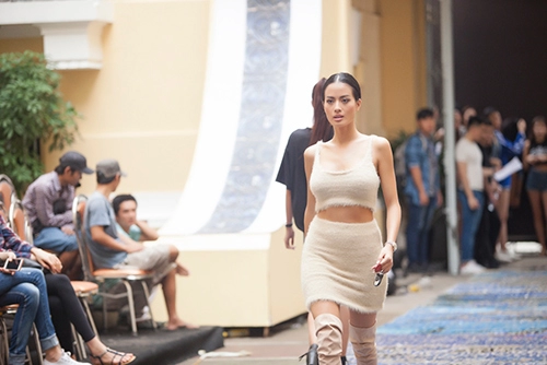 Quán quân next top và the face tíu tít tập catwalk cùng nhau