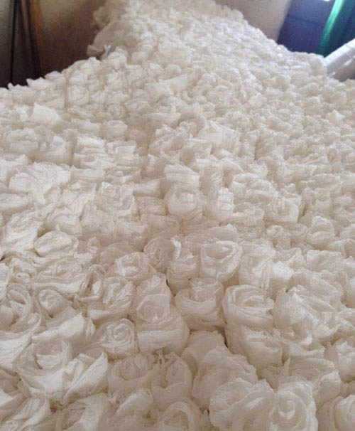Váy cưới từ 3000 bông hoa giấy giá 200 ngàn đồng gây sốt mạng xã hội