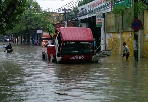  xe hơi gặp lũ tại hà nội 