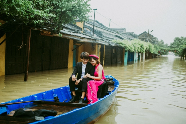 Giữa hội an mênh mông nước lũ cặp đôi này vẫn có một bộ ảnh cưới để đời