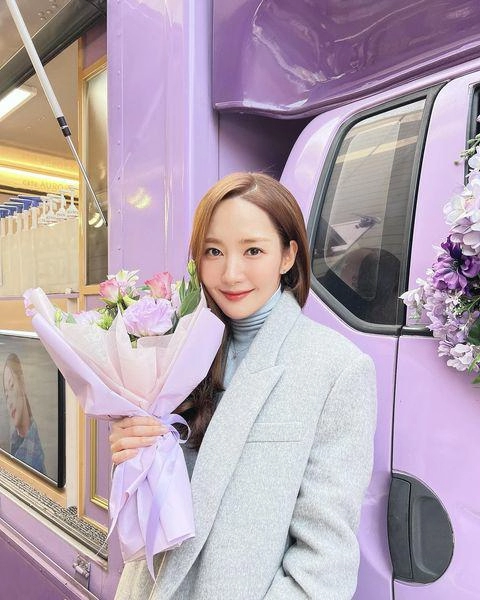 Học cách diện đồ công sở đẹp từ park min young