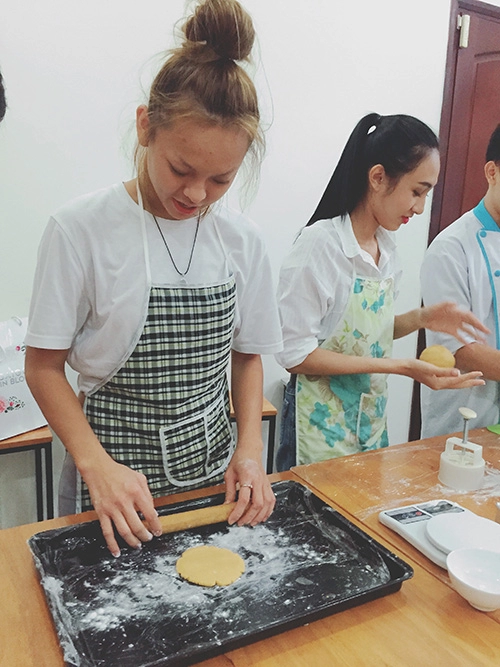 Team lan khuê làm bánh trung thu tặng trẻ em nghèo