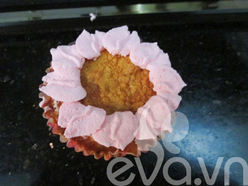 20-11 làm cupcake kem tươi