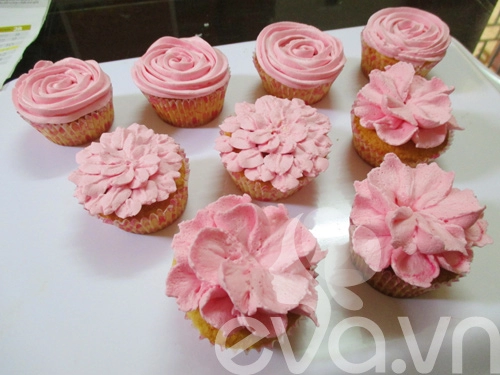 20-11 làm cupcake kem tươi