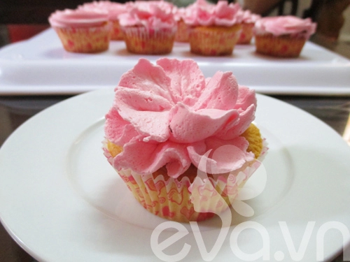 20-11 làm cupcake kem tươi