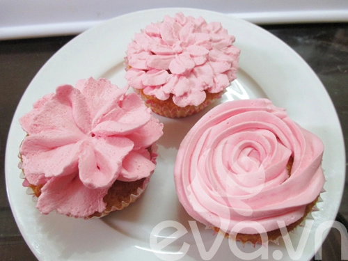 20-11 làm cupcake kem tươi