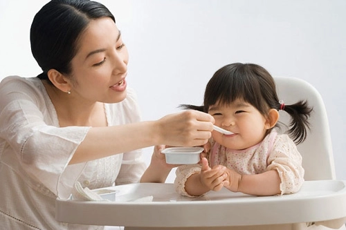 4 không khi cho con ăn sữa chua mẹ phải nhớ để không uổng công