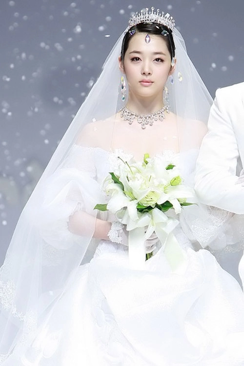 8 bộ đầm cưới đẹp mê ly của sao hàn