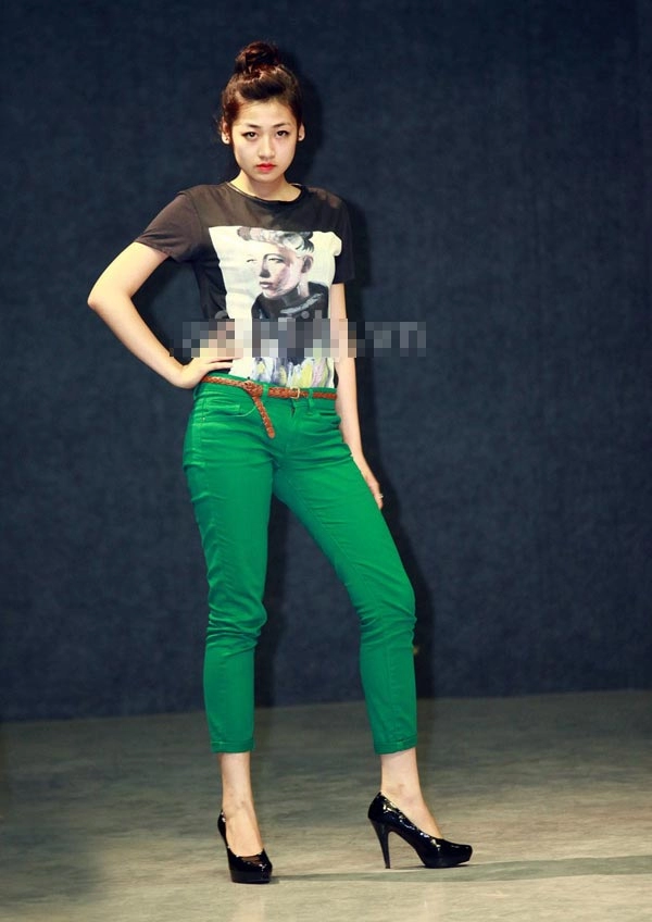 Á hậu dương tú anh tập tành diễn catwalk