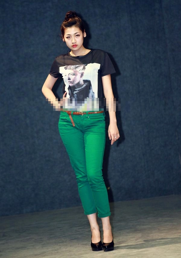 Á hậu dương tú anh tập tành diễn catwalk