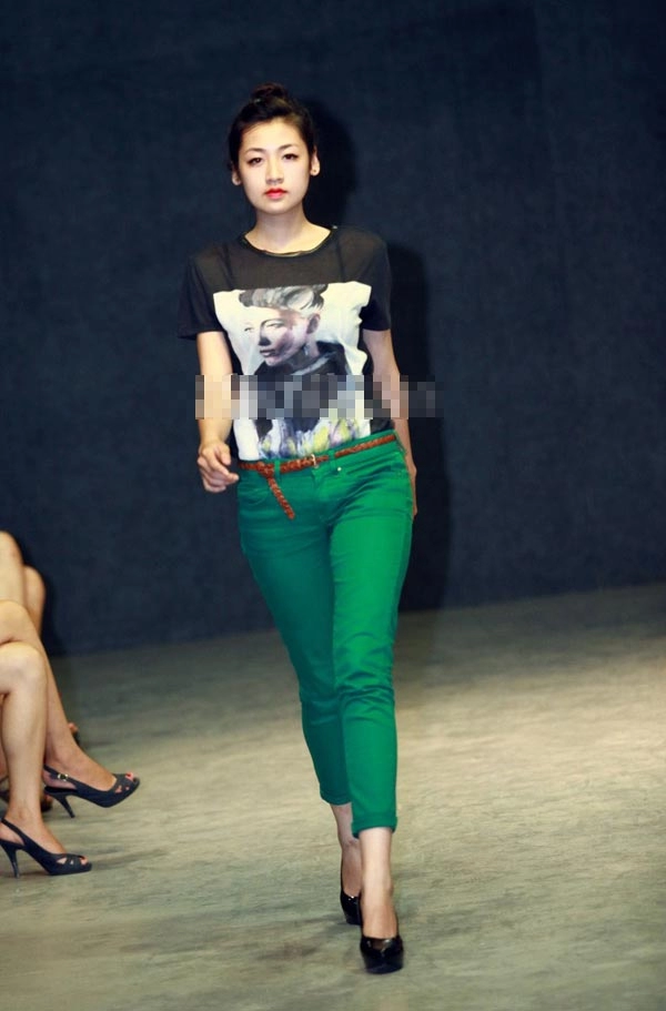 Á hậu dương tú anh tập tành diễn catwalk