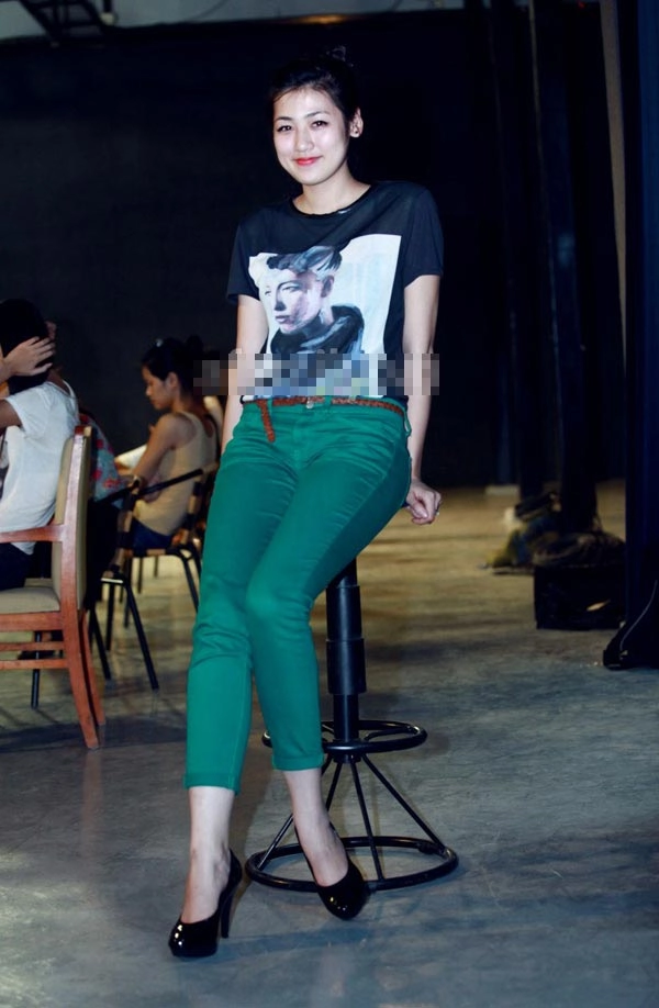 Á hậu dương tú anh tập tành diễn catwalk