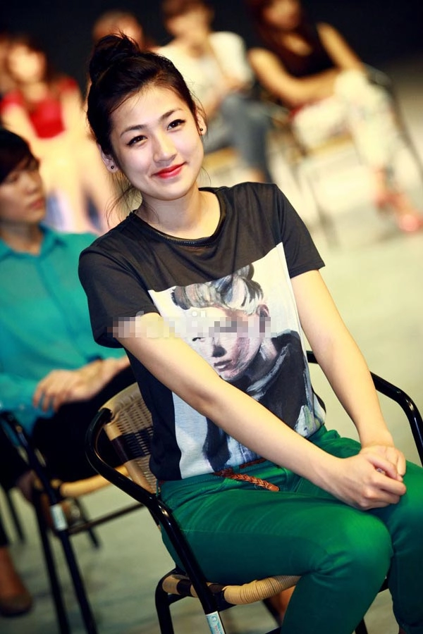 Á hậu dương tú anh tập tành diễn catwalk
