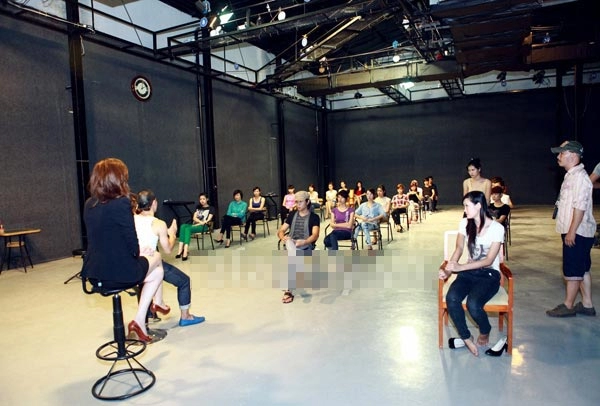 Á hậu dương tú anh tập tành diễn catwalk