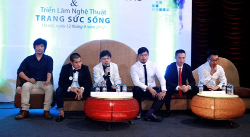 Á hậu dương tú anh tập tành diễn catwalk