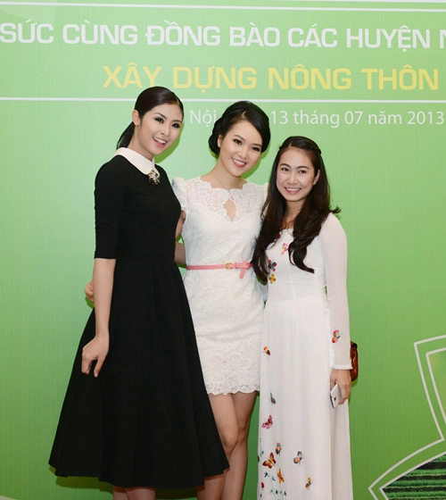 Á hậu thụy vân mặc váy trắng muốt