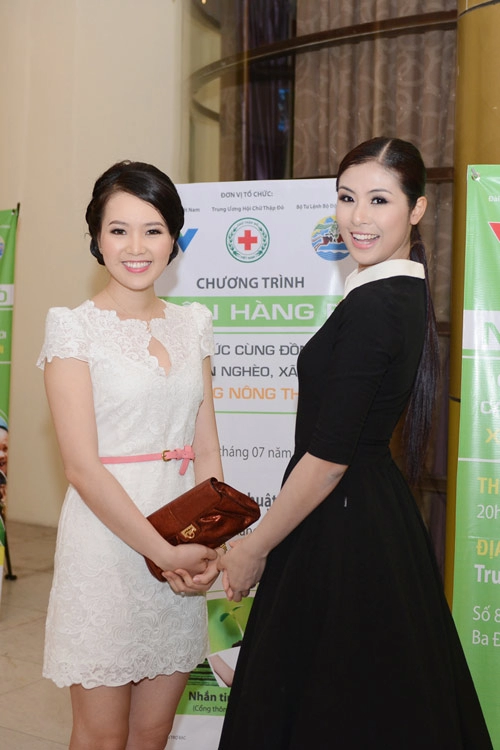 Á hậu thụy vân mặc váy trắng muốt