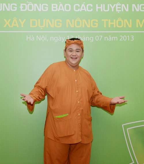 Á hậu thụy vân mặc váy trắng muốt