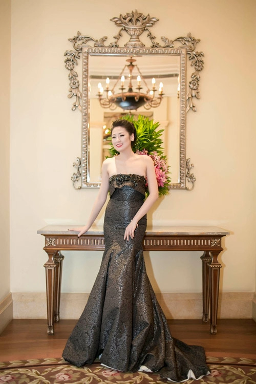 Á hậu tú anh mong manh vai trần