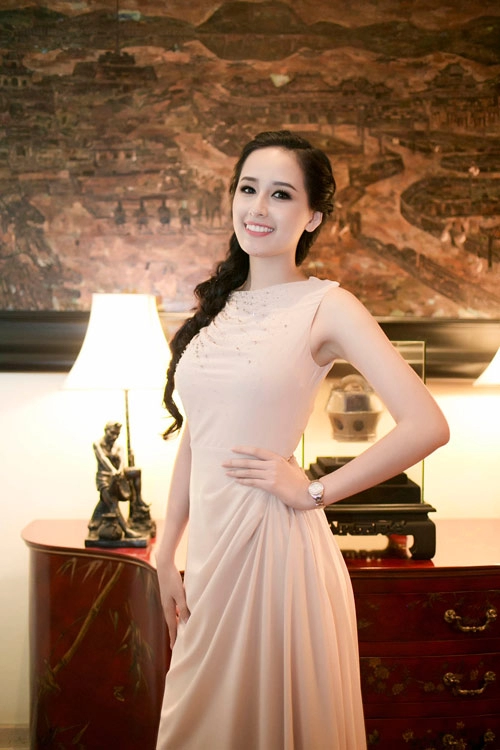 Á hậu tú anh mong manh vai trần