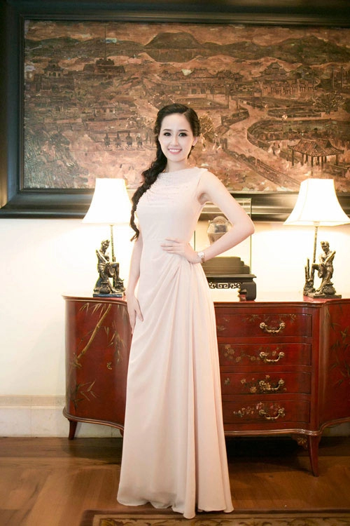 Á hậu tú anh mong manh vai trần